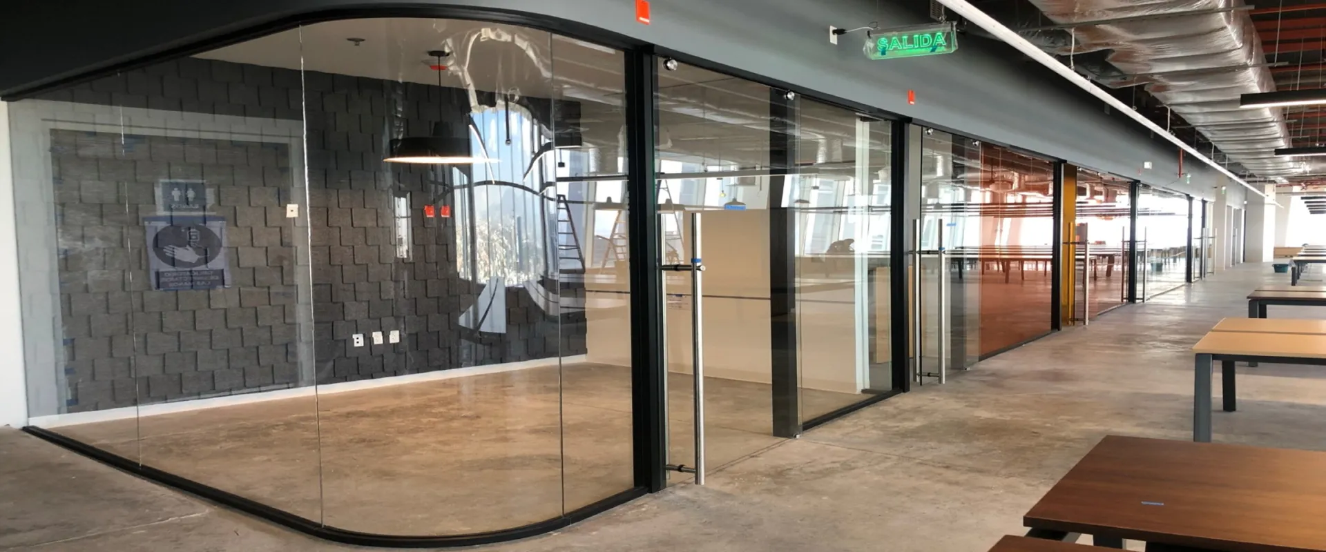 Instalación de cancelería curva StyleWall en corporativo