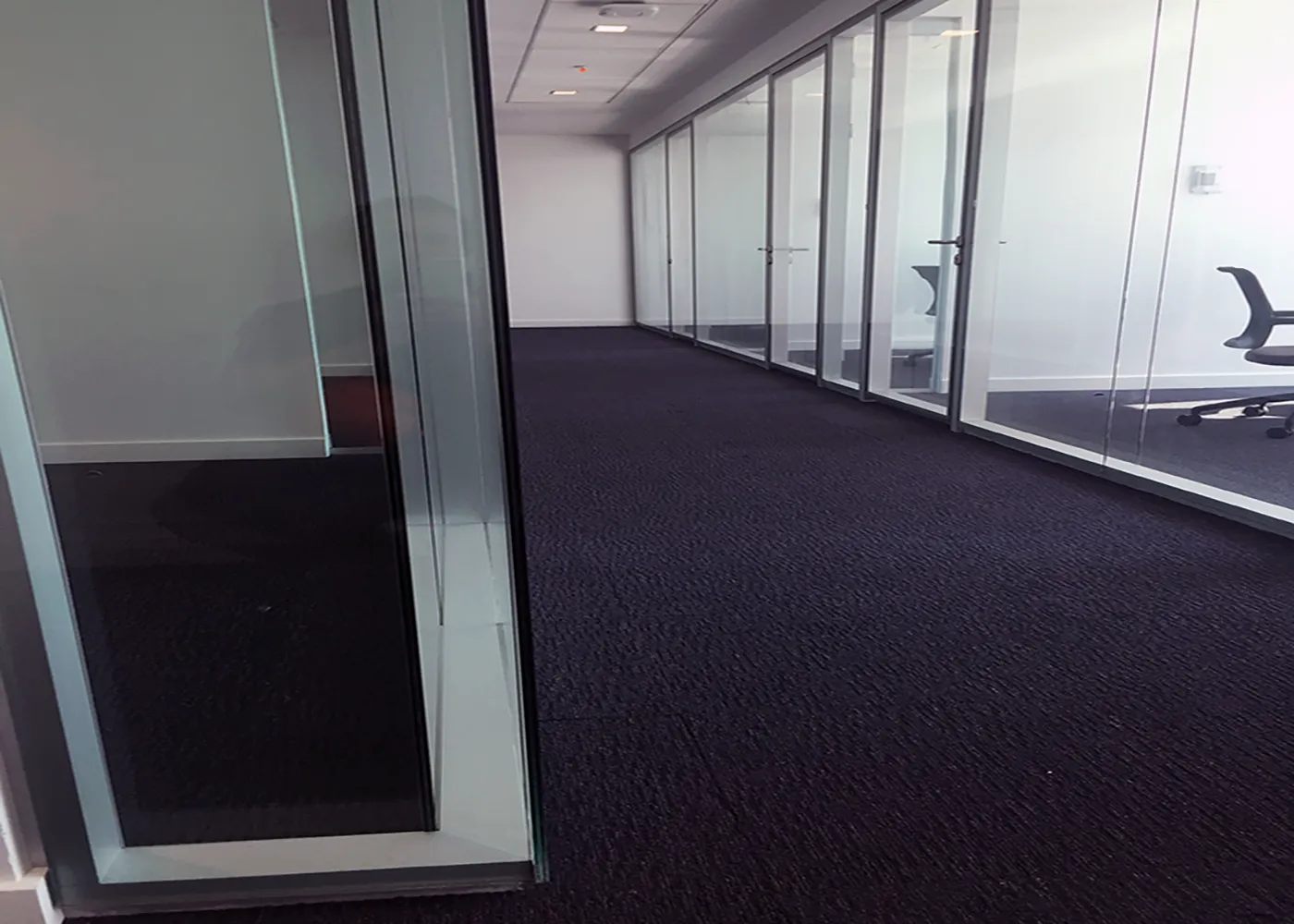 Cancelería divisoria acústica para oficinas styleSMART en entorno corporativo real