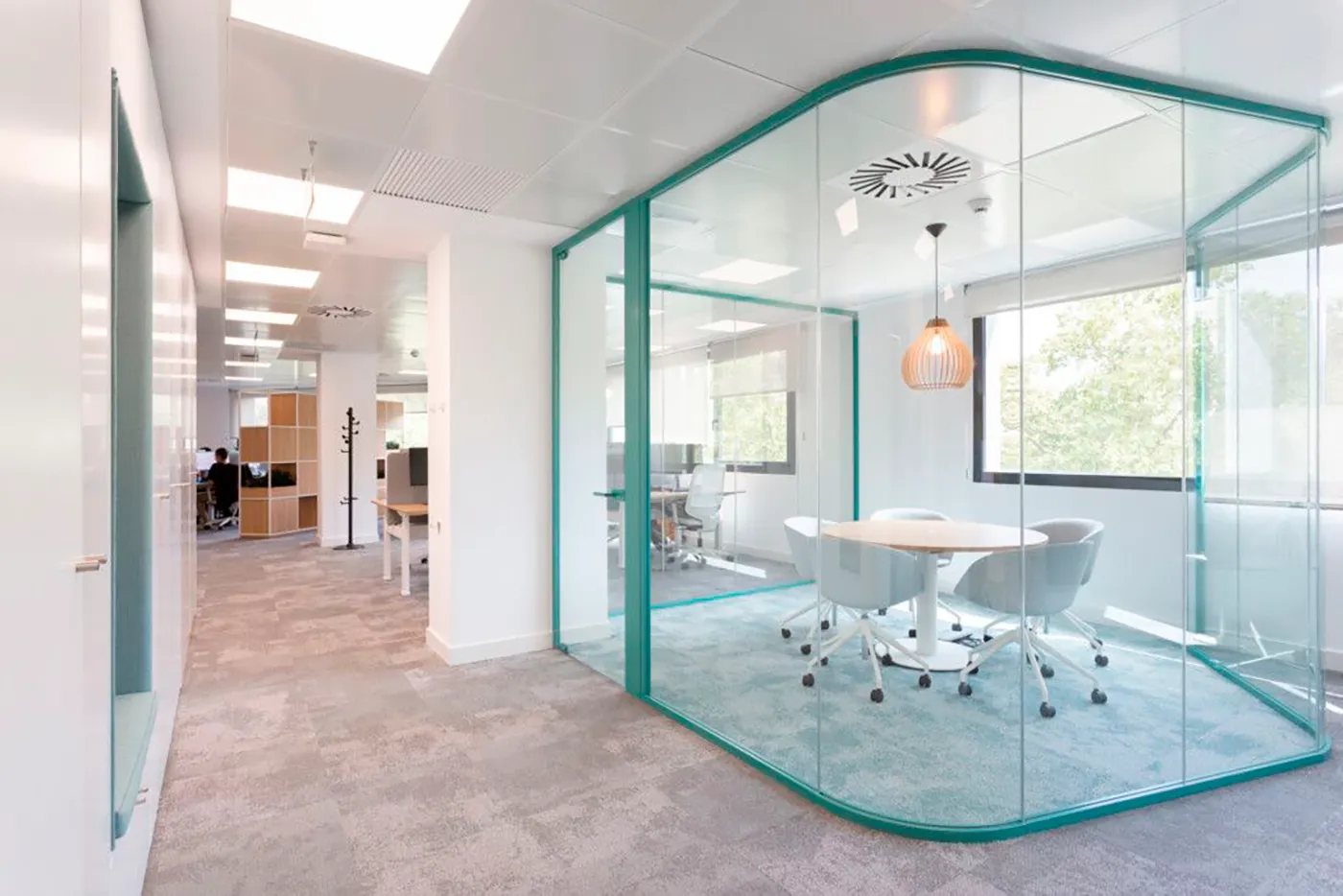 Cancelería de oficina con vidrio curvo styleGLASS