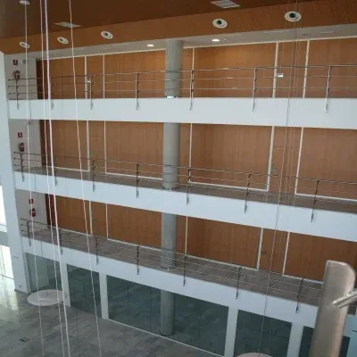 Mamparas de madera y vidrio en edificio IMMPA Madrid