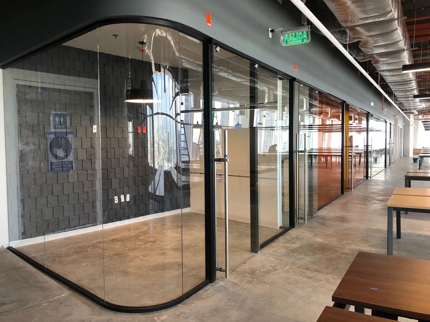 Fotografías de cancelería de vidrio templado curvo styleGLASS para oficinas