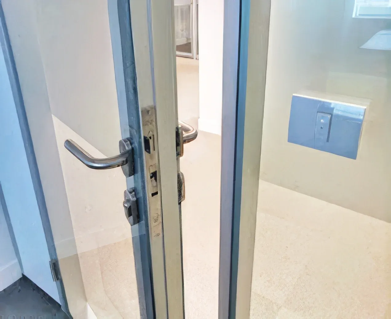 Detalle puerta reembalsada styleDOOR 100