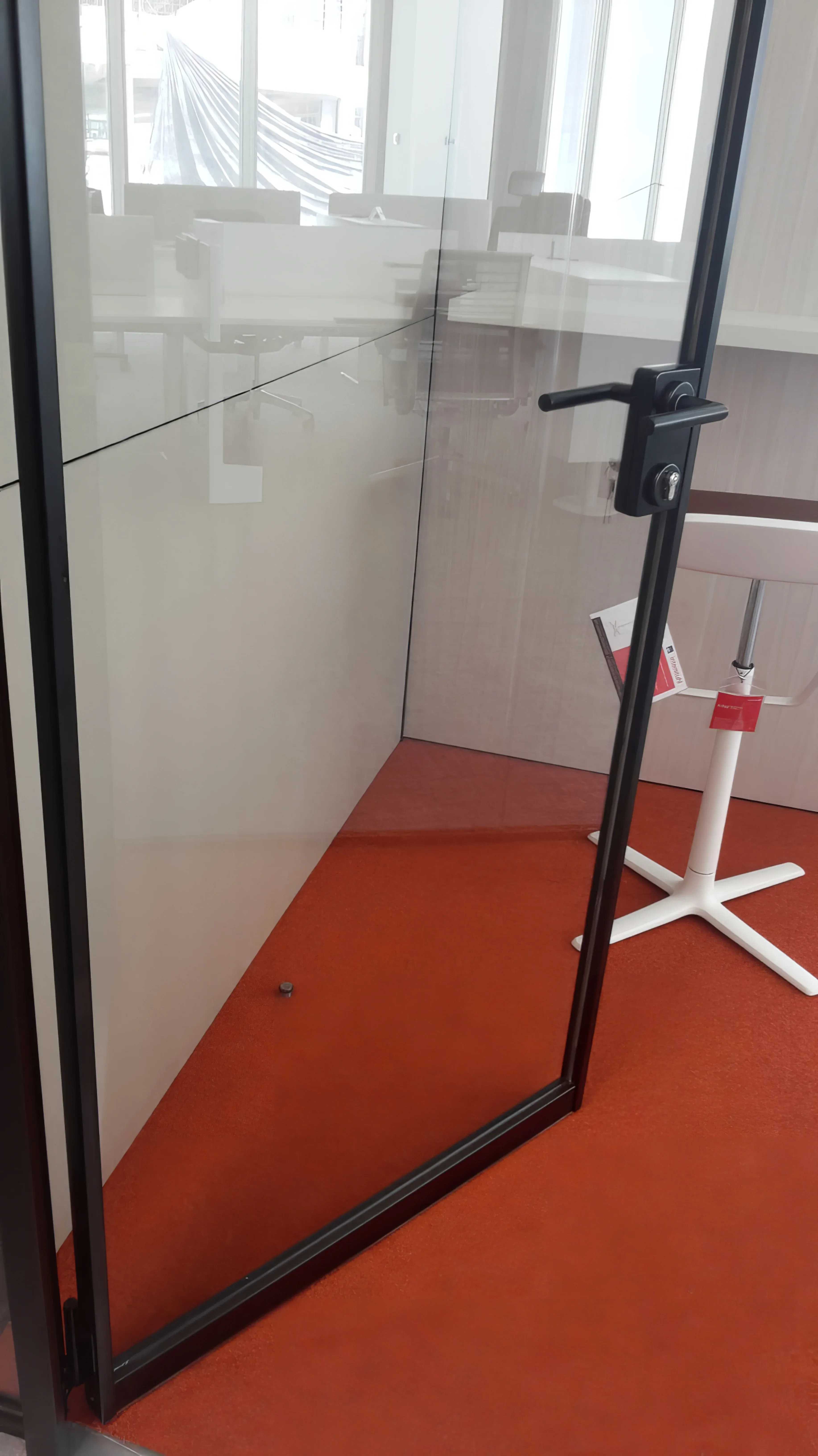 Detalle puertas enmarcadas de aluminio