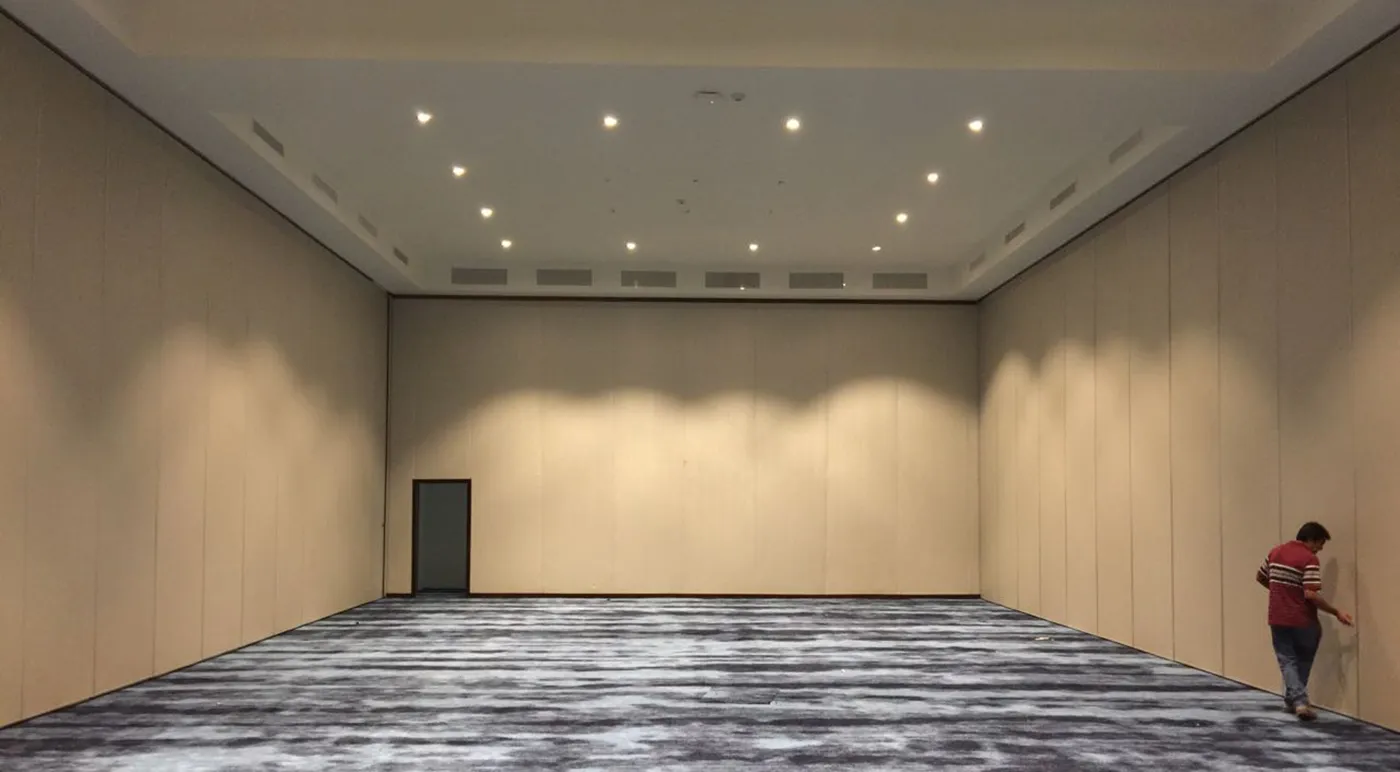 Fotografía de muros móviles en guardado