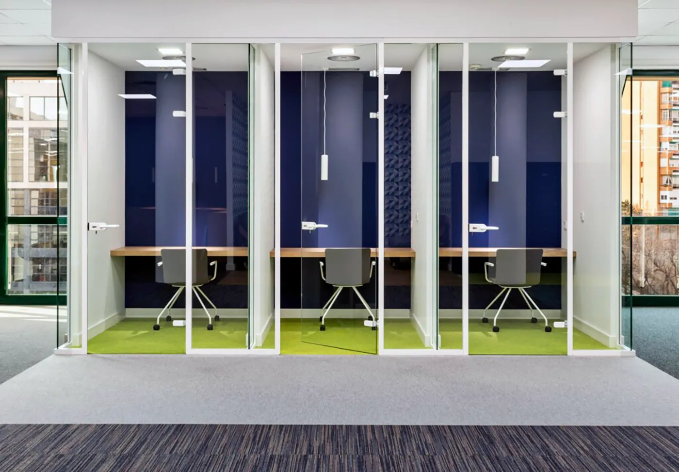 Fotografía de cancelería de vidrio templado styleGLASS instalada en oficinas