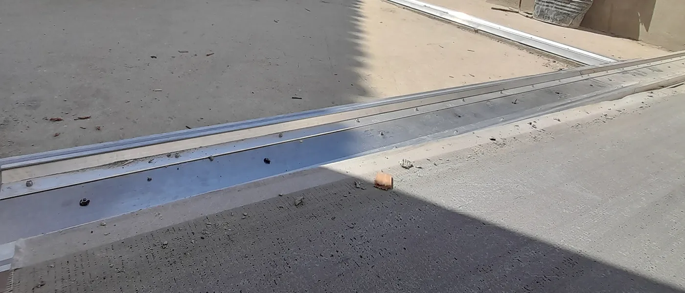 Instalación de junta arquitectónica styleJOINT