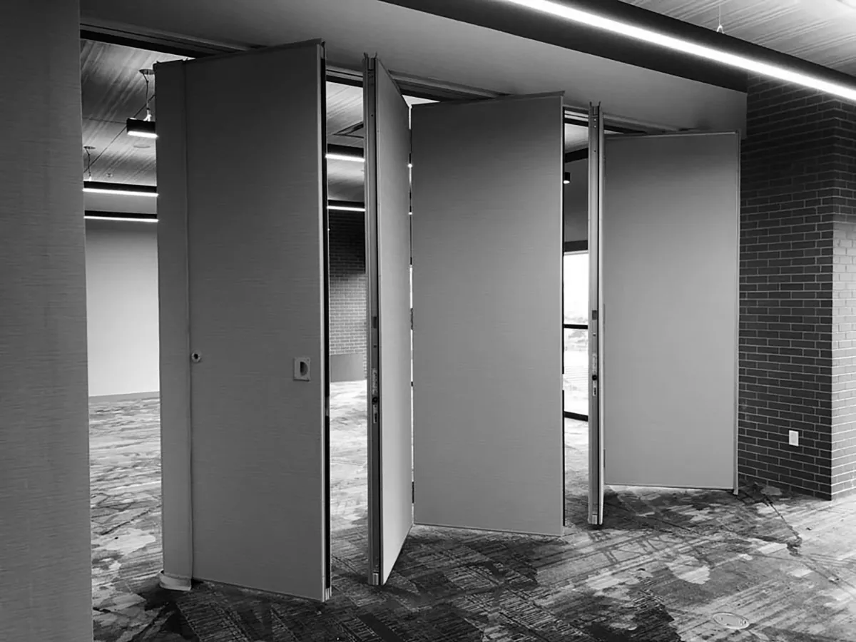 Muro móvil acústico abisagrado Serie 842 instalado en hotel México