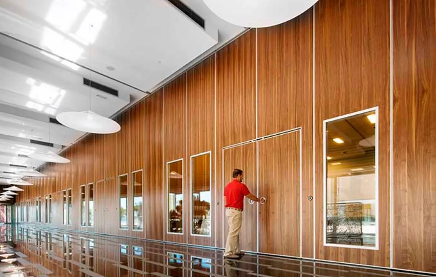 Muros sonoaislantes en sala de convenciones