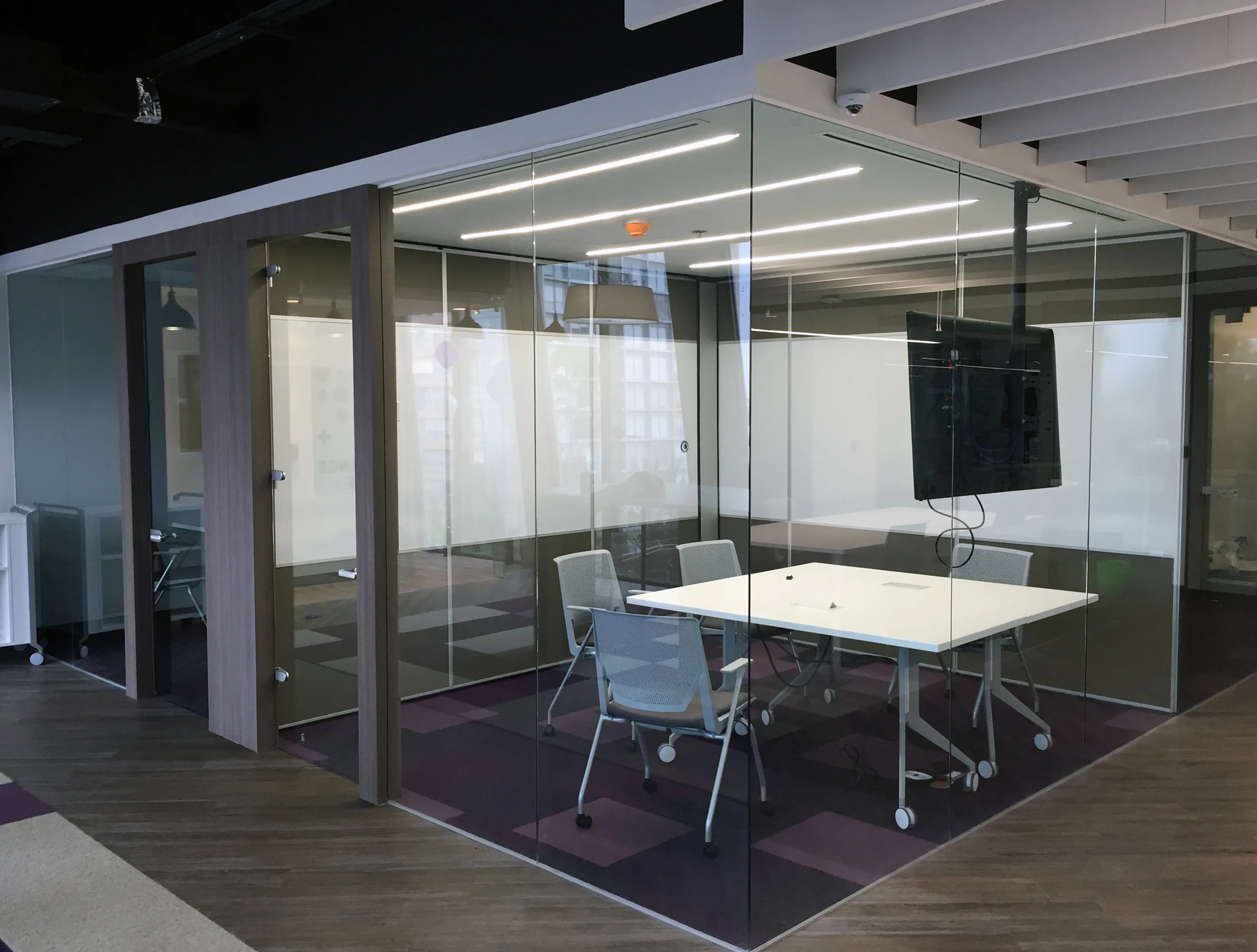 fotografía de muros moviles instalados en salas de conferencias.