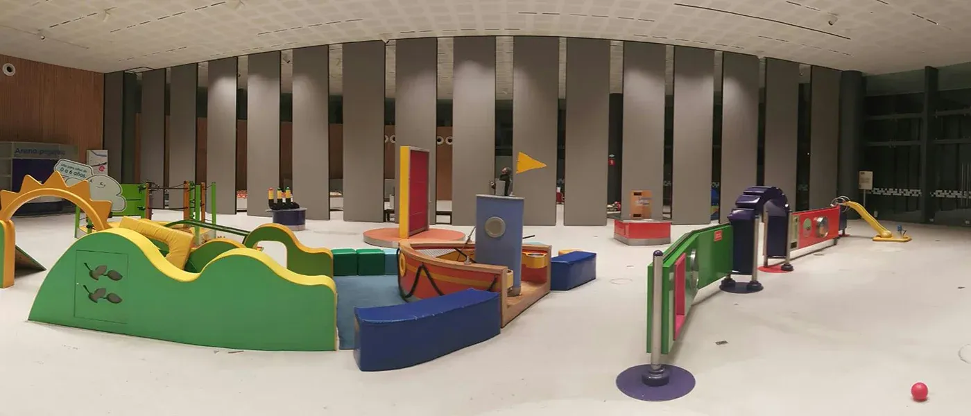 Muros móviles acústicos styleMOVE instalados en oficinas modernas en México