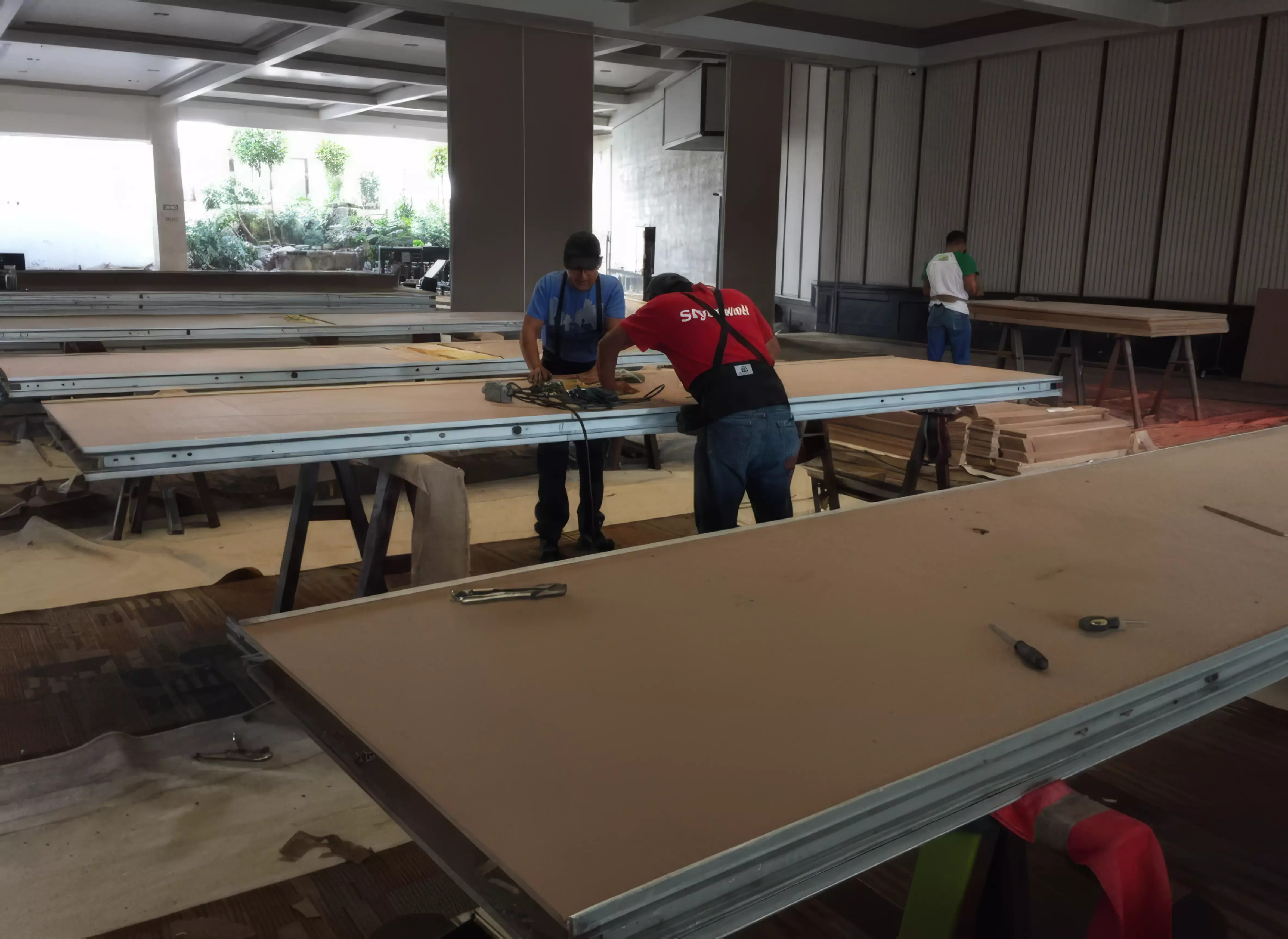 Equipo Stylewall restaurando muros móviles.