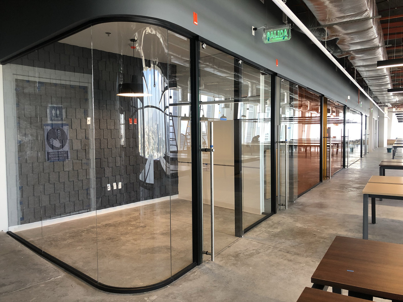 Canceles de vidrio estilo styleGLASS en sala de juntas.