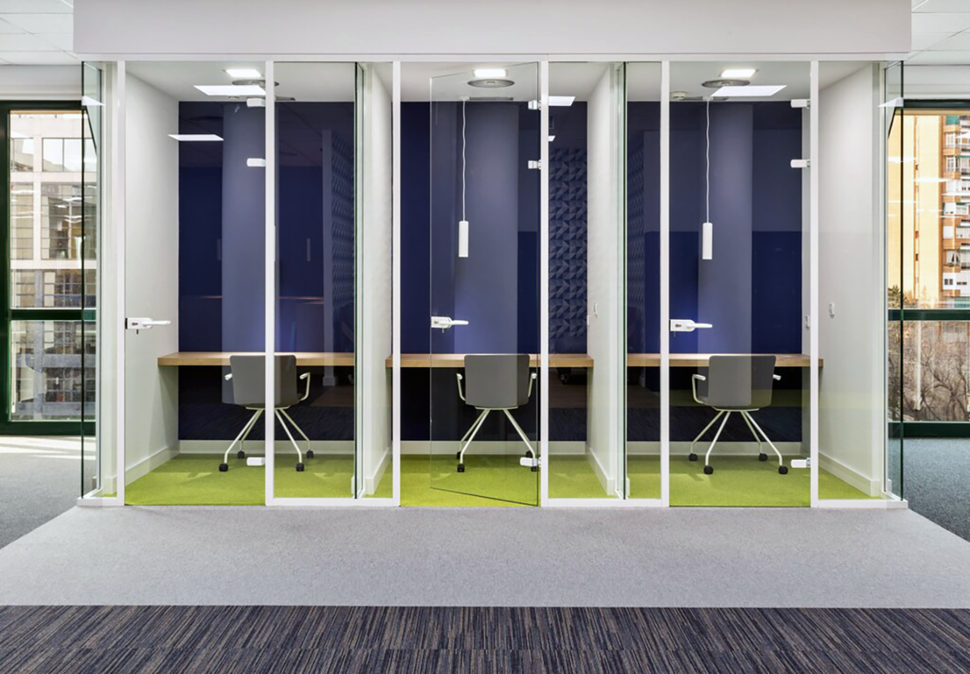 Phone booths con cancelería de vidrio styleGLASS.