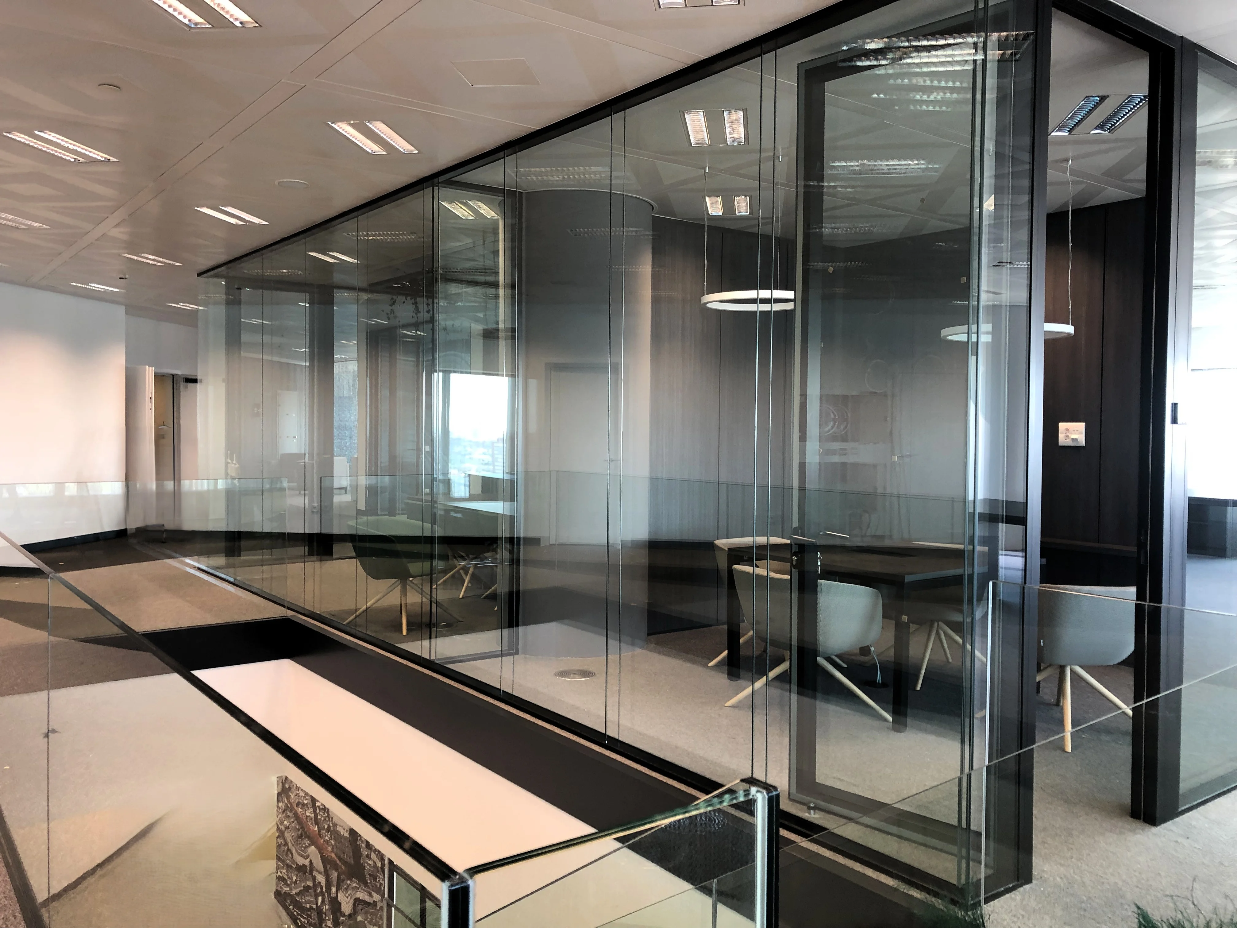 Cancelería de doble vidrio styleVISION 100 con diseño ejecutivo y alta performance acústica.