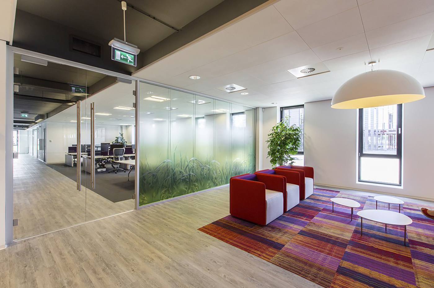Sala colaborativa con cancelería styleVISION de doble cristal.