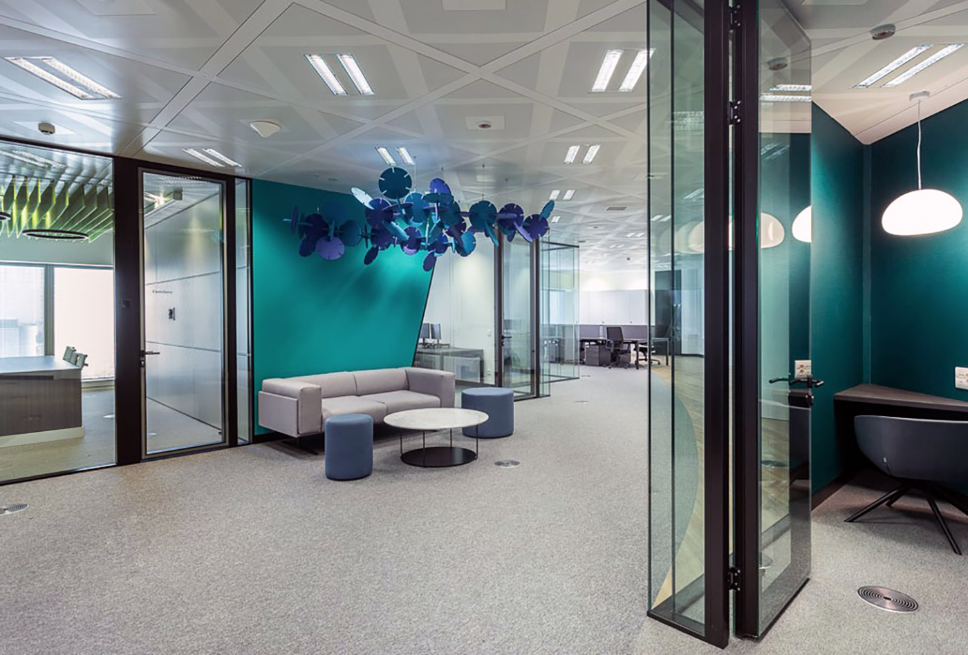 Privado ejecutivo con puertas styleDOOR integradas a la cancelería styleSMART.