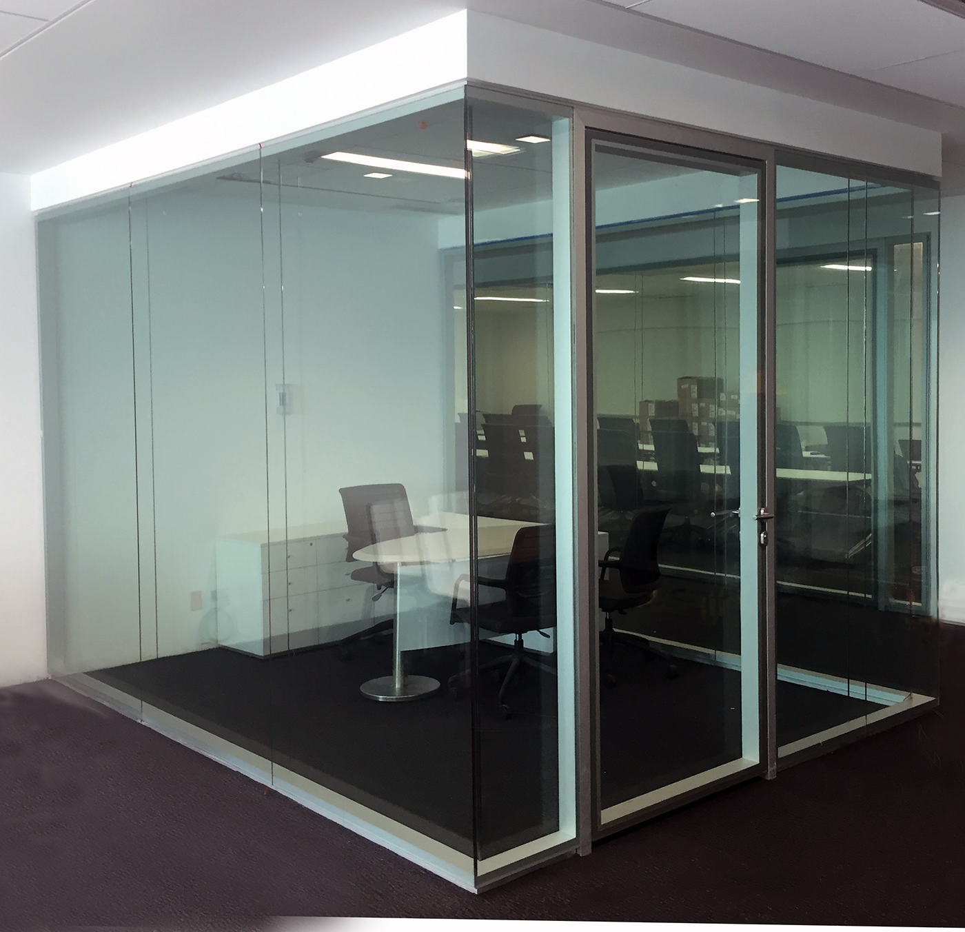 Suite corporativa con cancelería styleSMART y puertas de vidrio enmarcado.