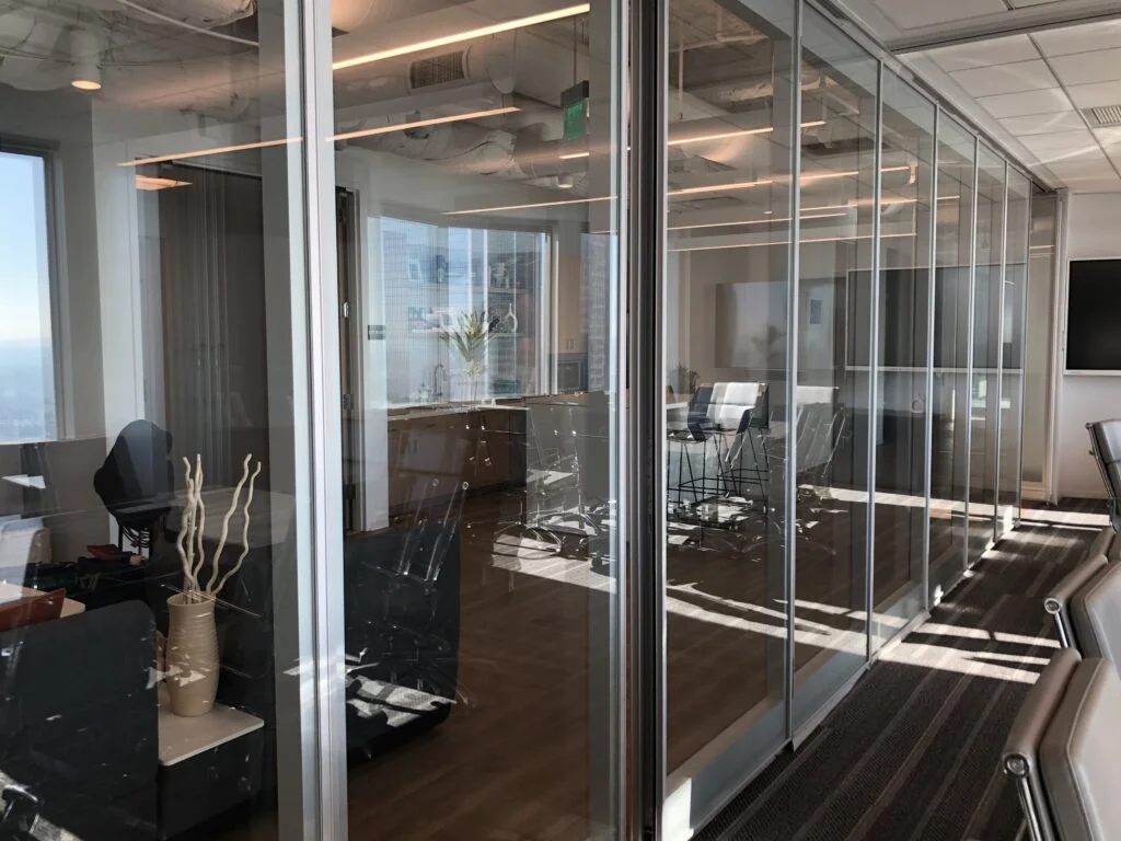 Oficina moderna con divisiones de vidrio mostrando diferentes soluciones Stylewall.