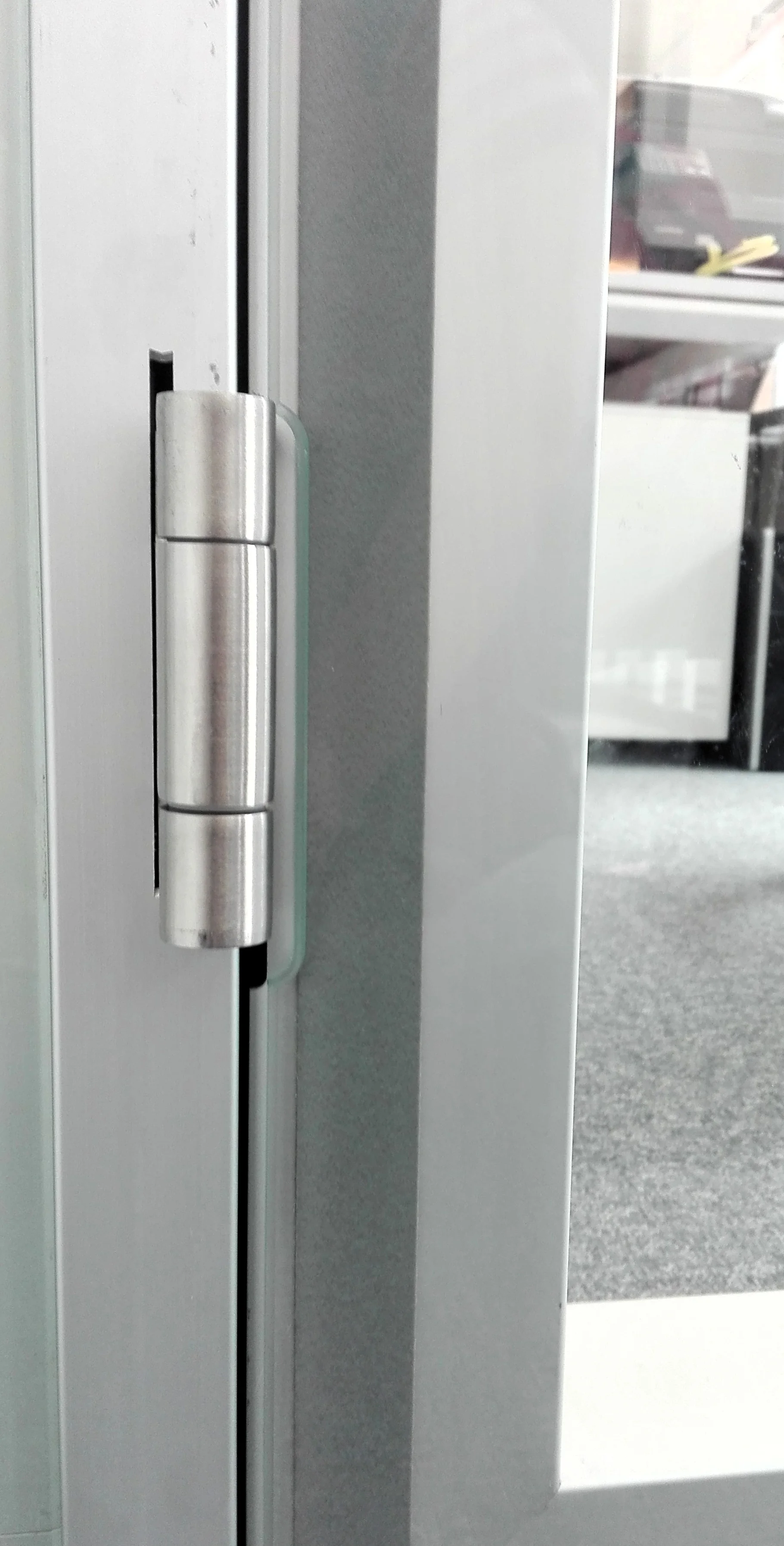 Detalle de bisagras en acero inoxidable del sistema styleDOOR.