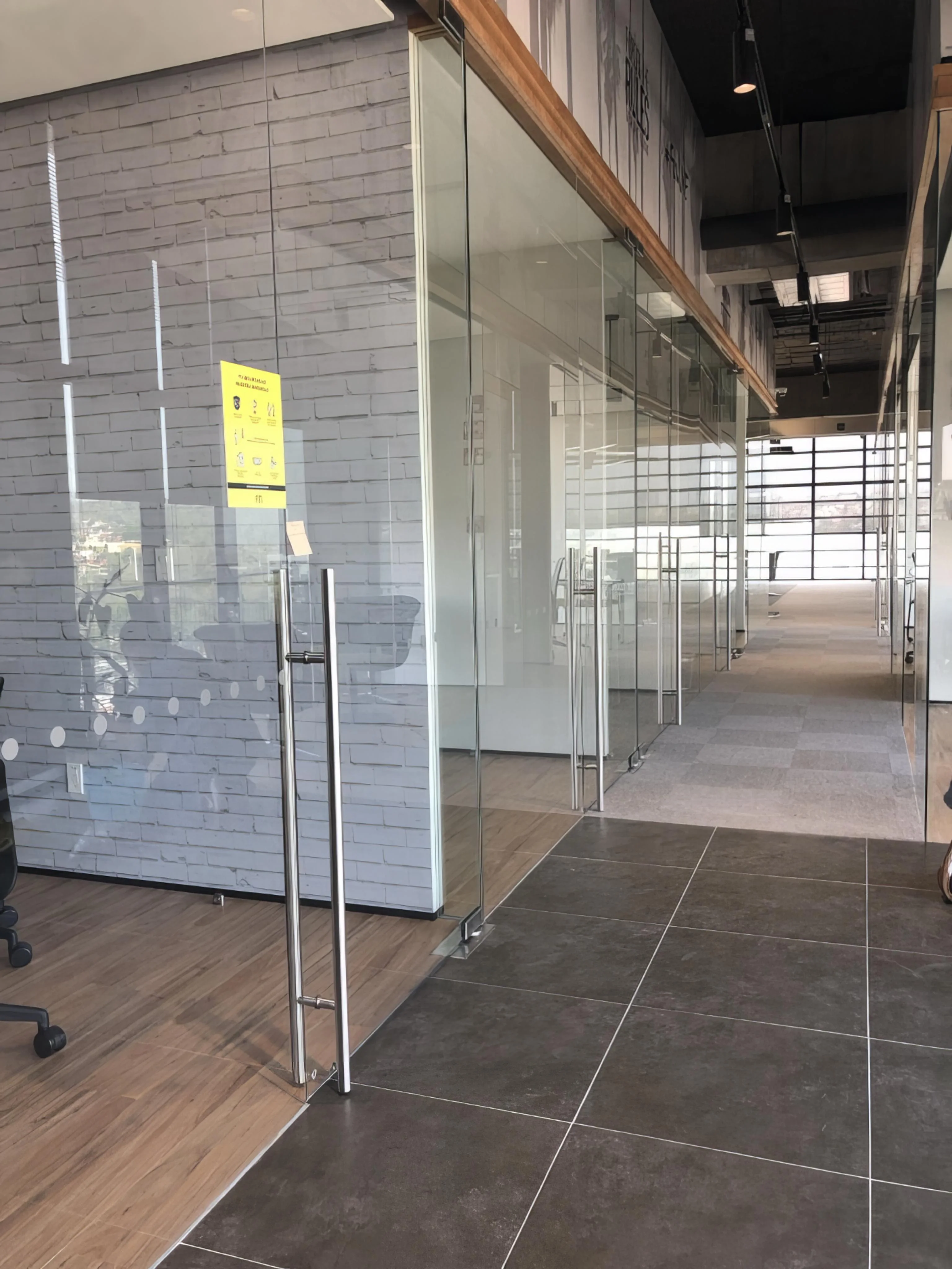 Puerta pivotante styleDOOR con bisagra hidráulica.