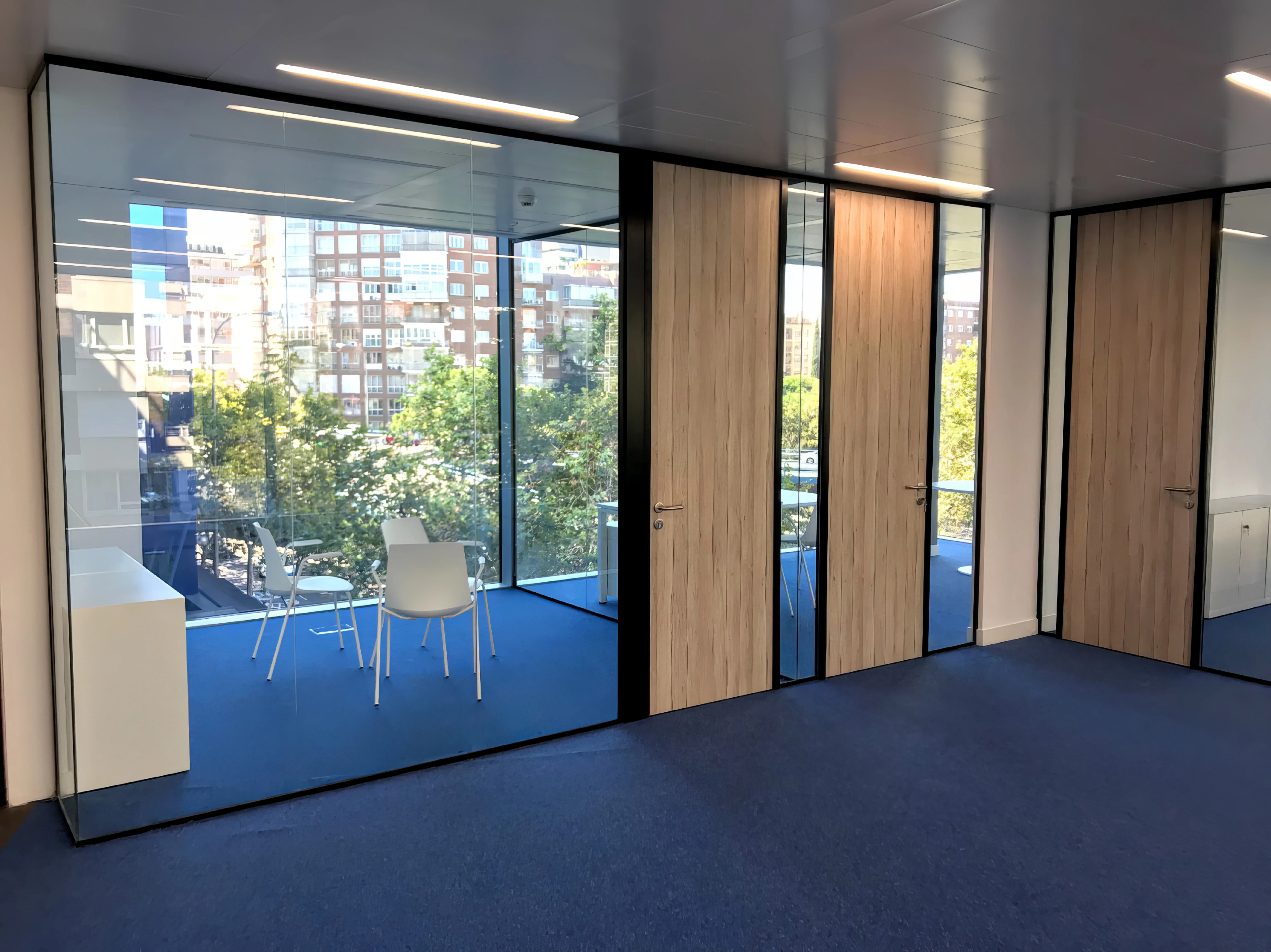Puertas abatibles styleDOOR con marco de aluminio.