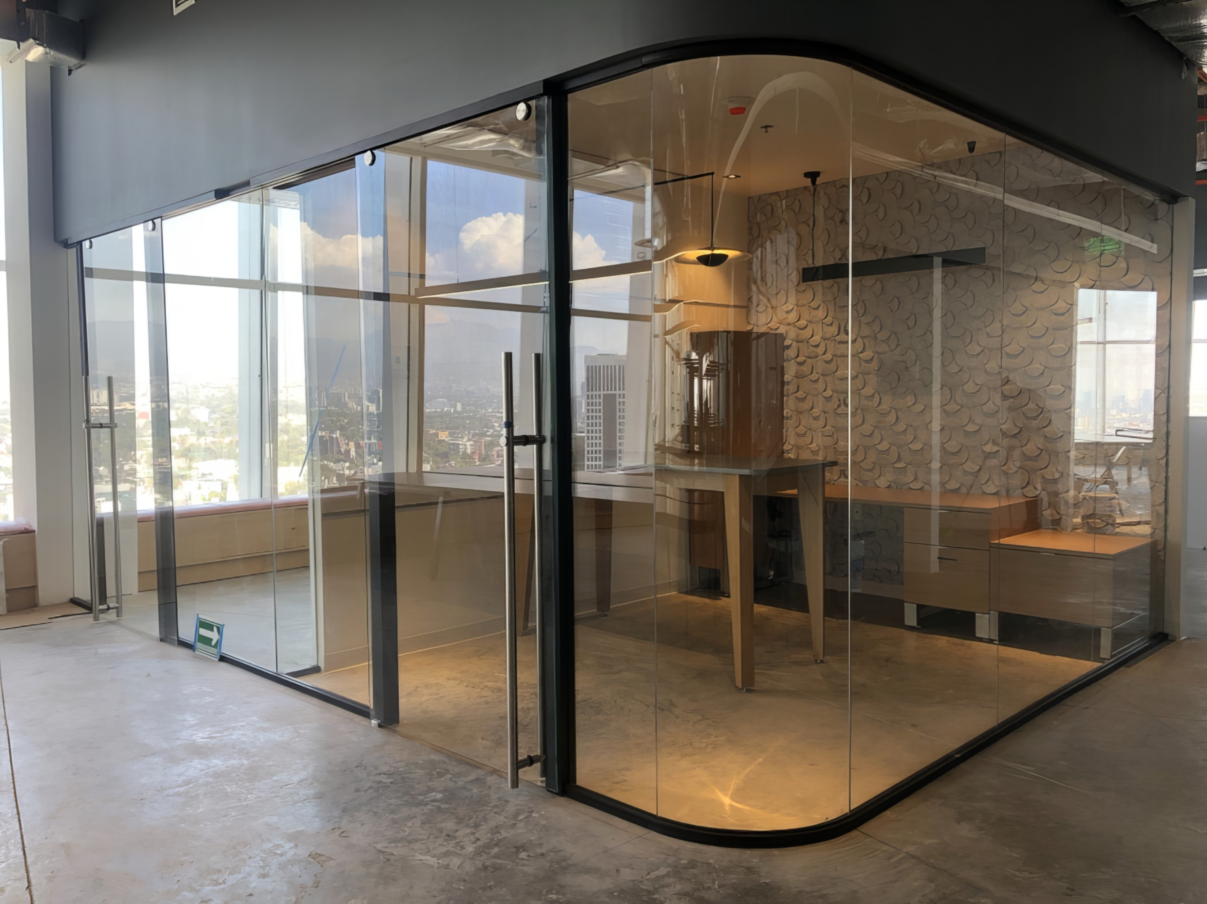 Puerta corrediza styleDOOR de vidrio con herraje expuesto minimalista.