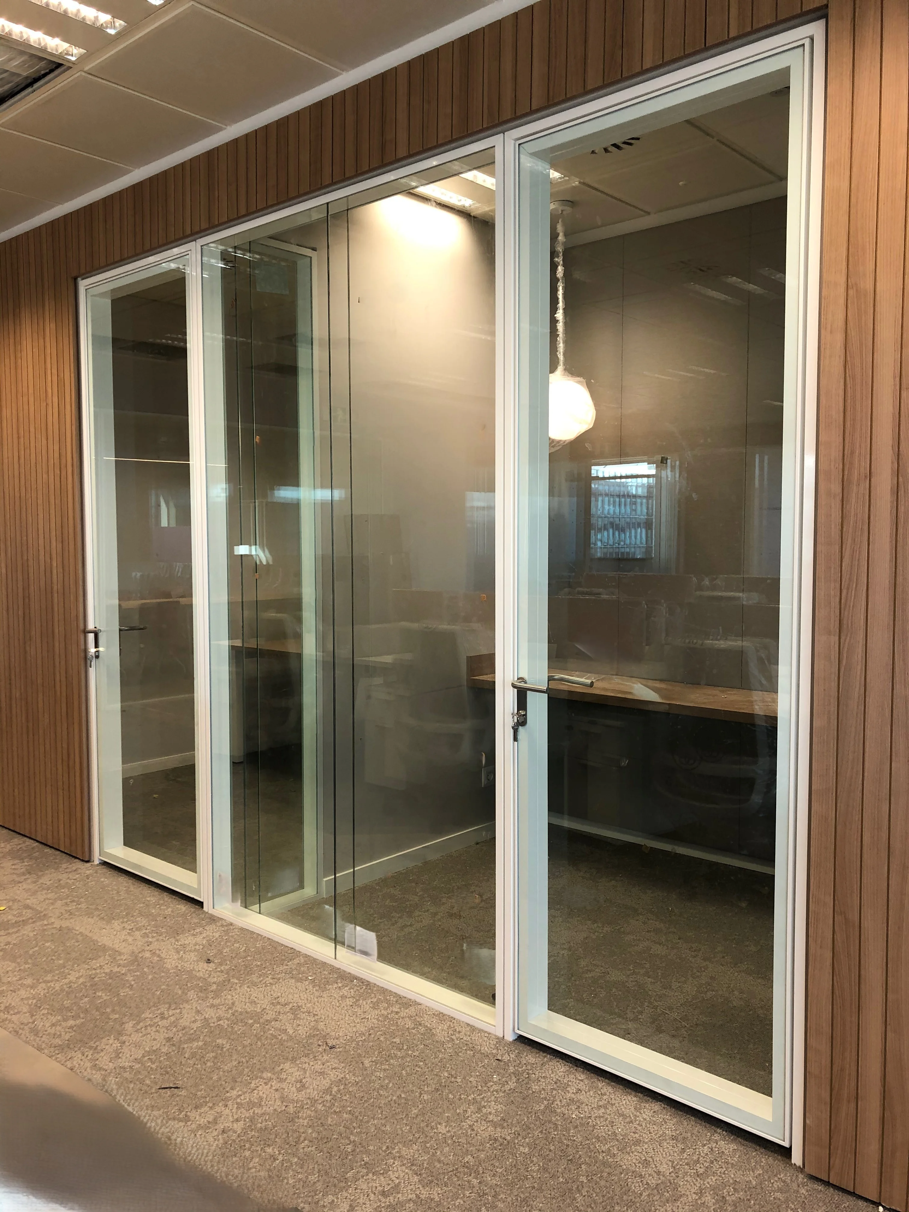 Puertas de doble vidrio styleDOOR con cerradura magnética.