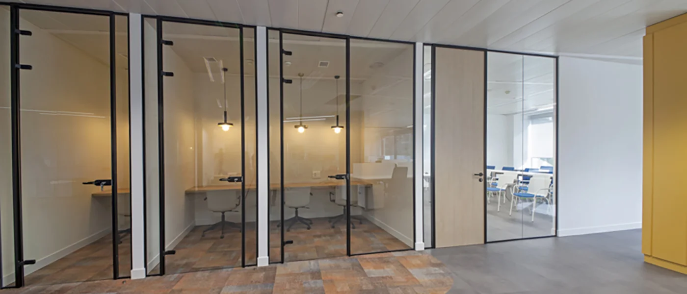 Colección de puertas styleDOOR en showroom corporativo.