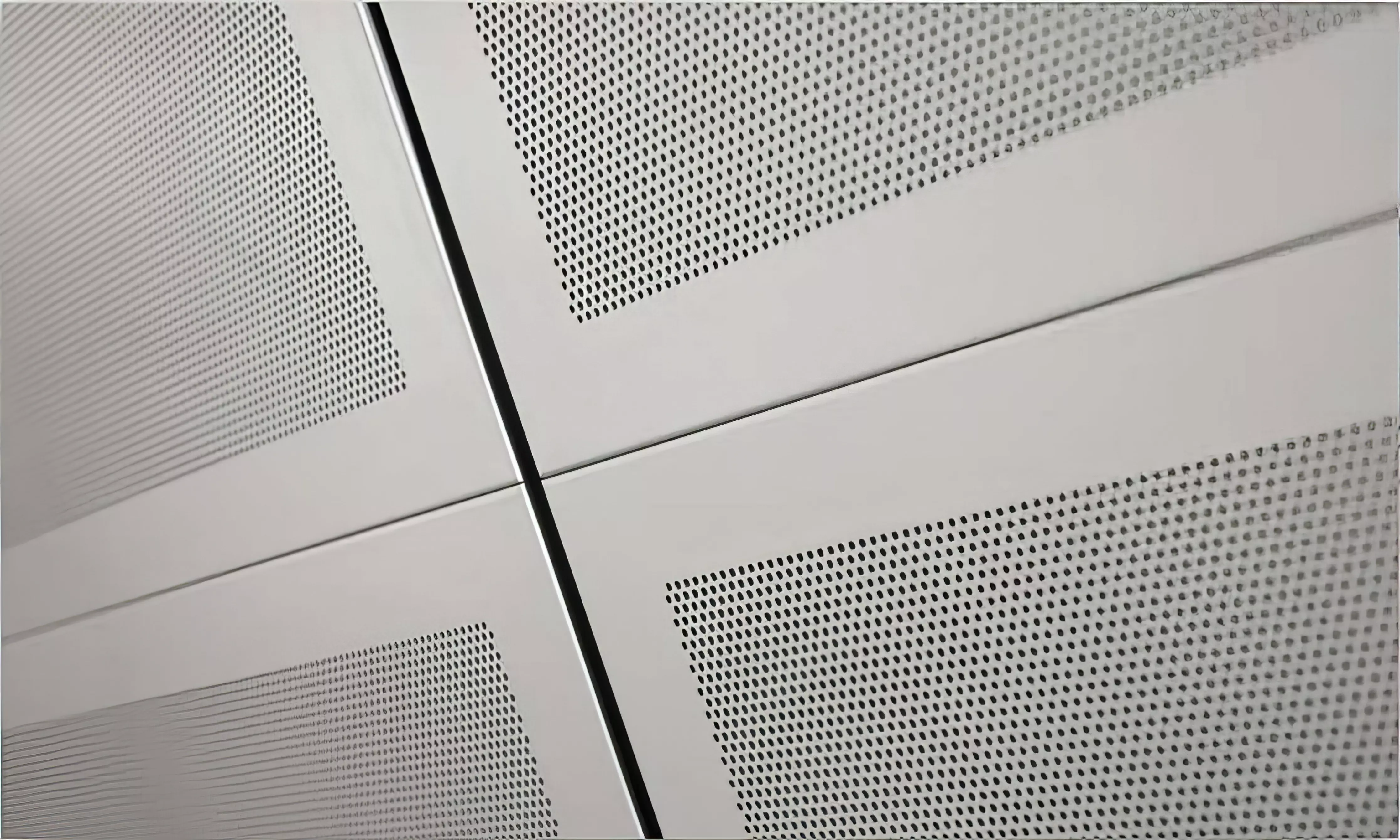 Tablero de acero lacado perforado.