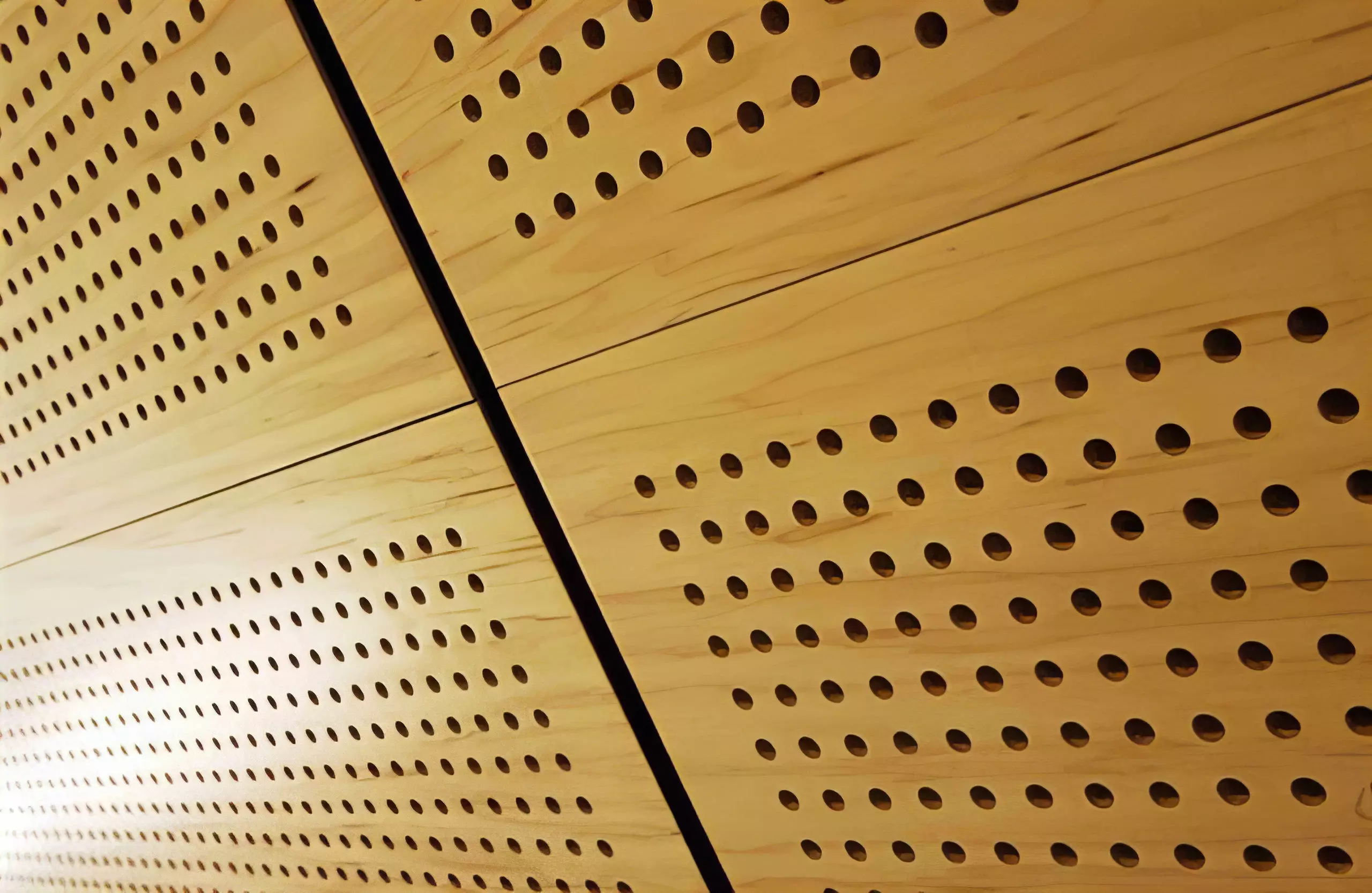Tablero revestido de madera perforado.