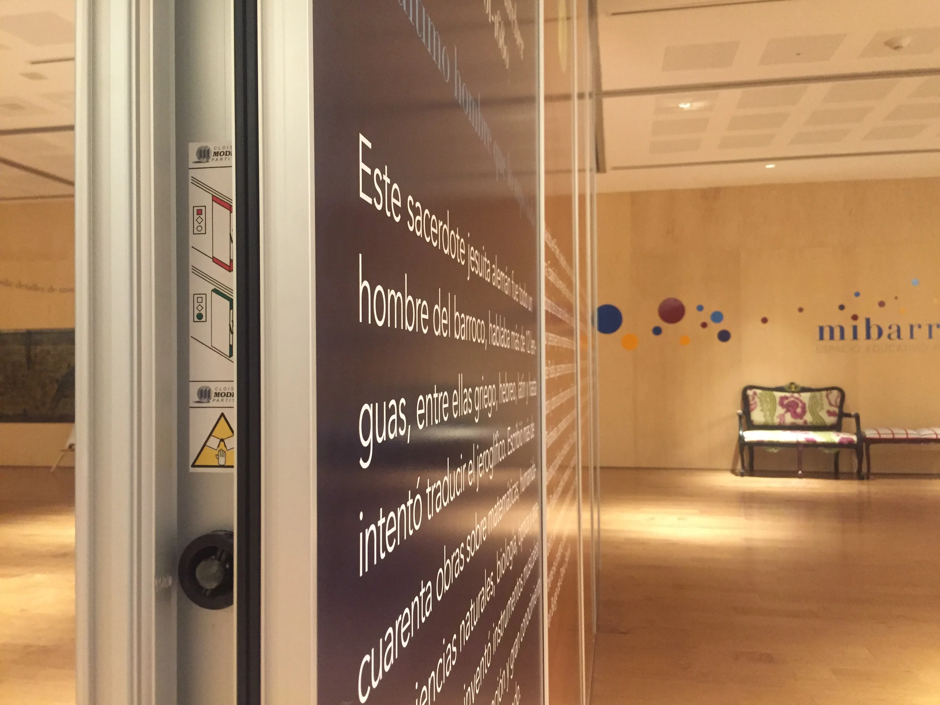 Salón de exhibiciones del Museo Internacional del Barroco en Puebla con tabiques móviles.